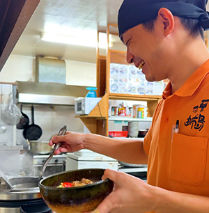 料理をよそう作業